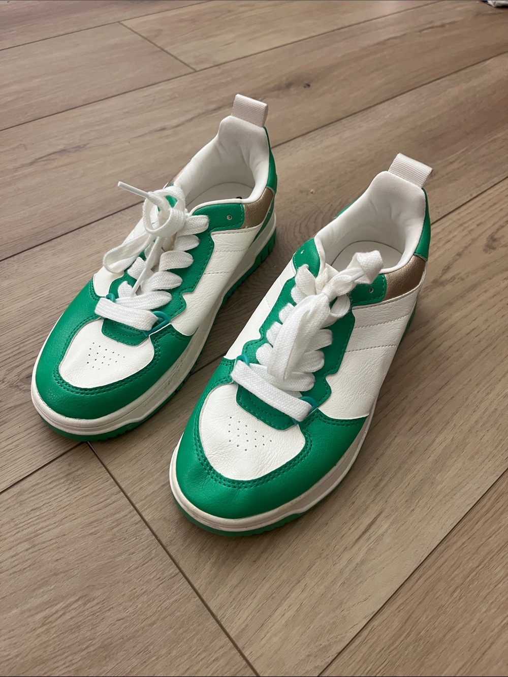 No Boundaries Green & White Women's Sneakers